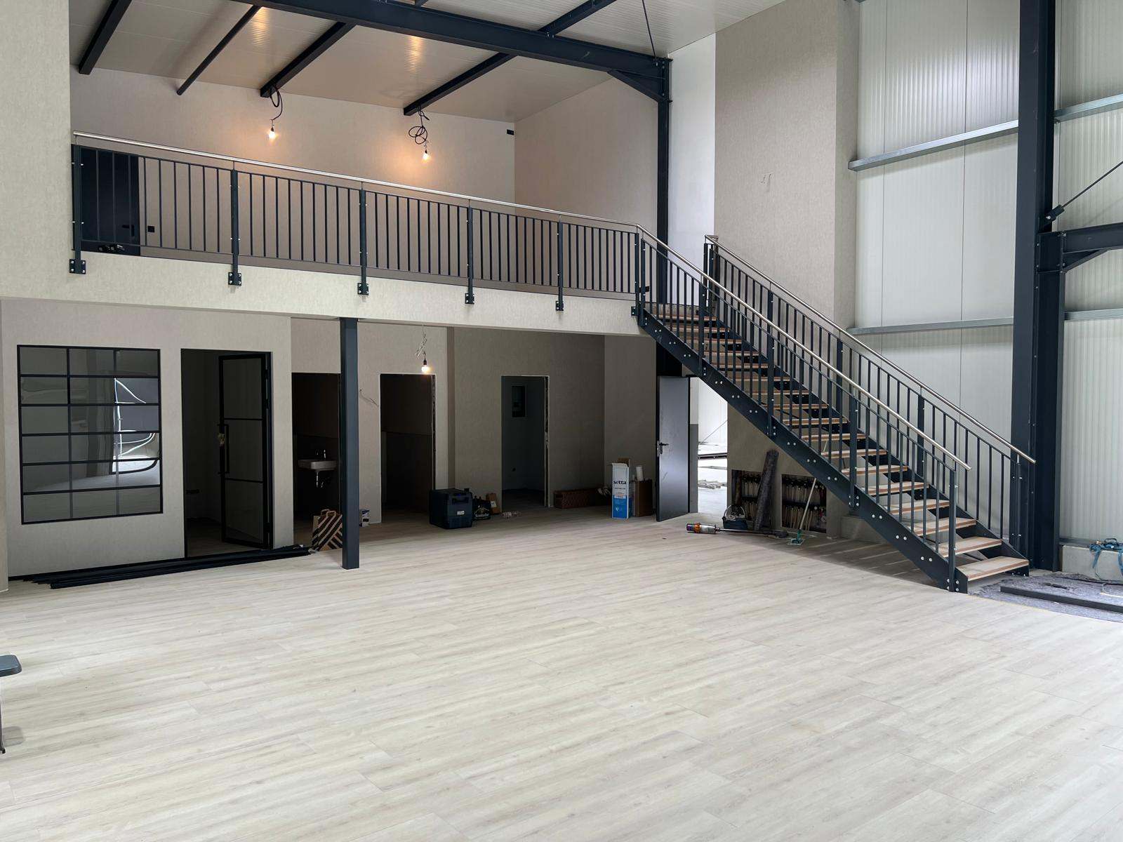 Empore mit Stabgeländer und angeschlossener Stahltreppe in der Gesamtansicht