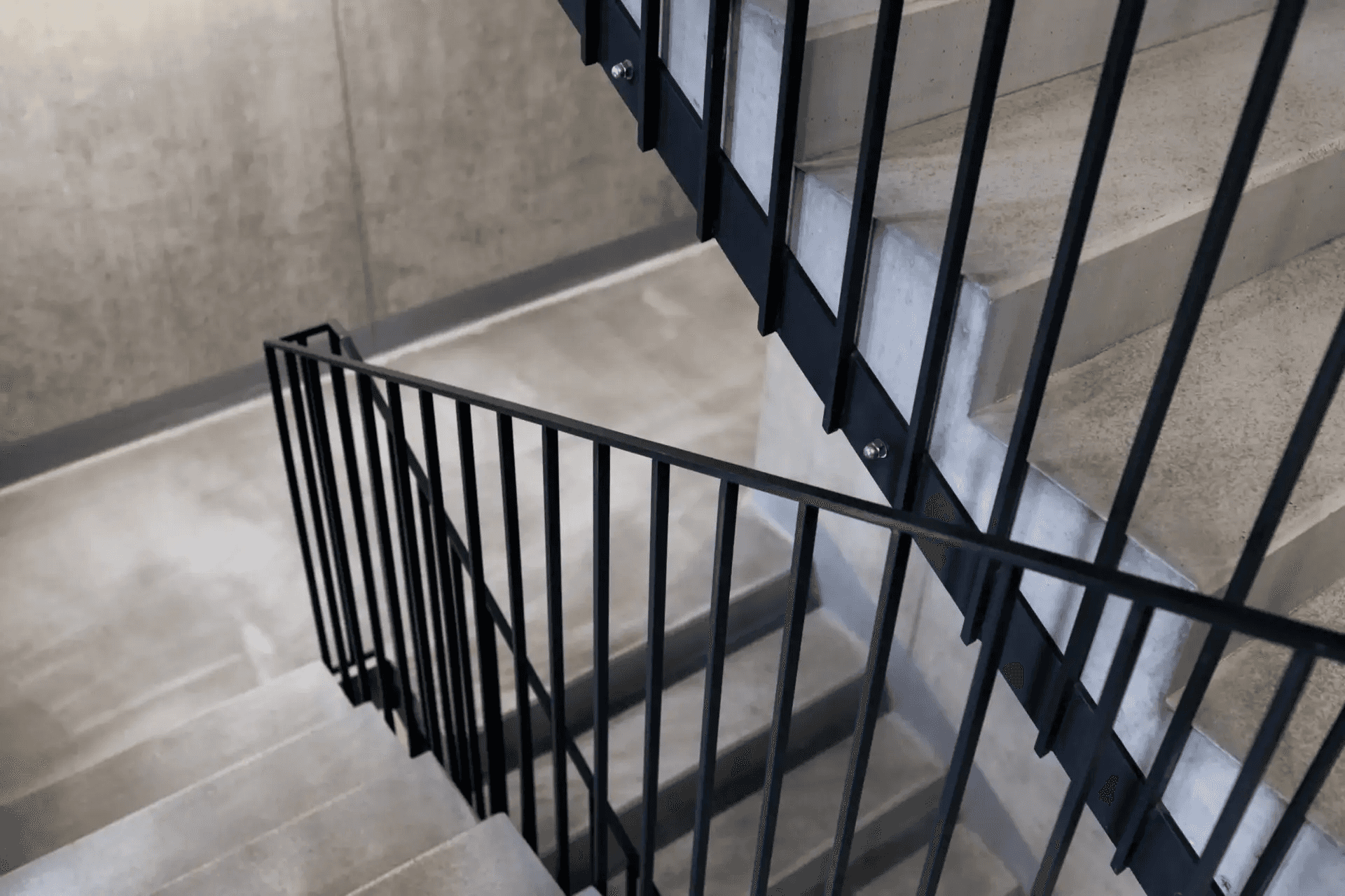 Treppengeländer aus Stahl mit senkrechten Stäben in einem Treppenhaus