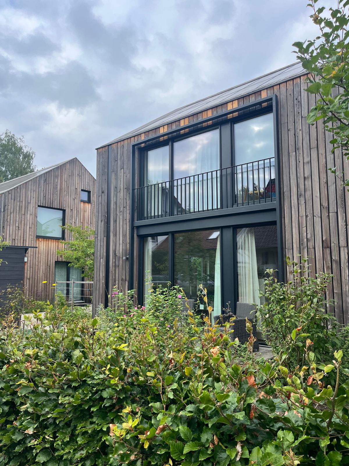 Stahlportal mit französischem Balkon an Holzfassade im Paderborner Raum – Metallbau mitSteel